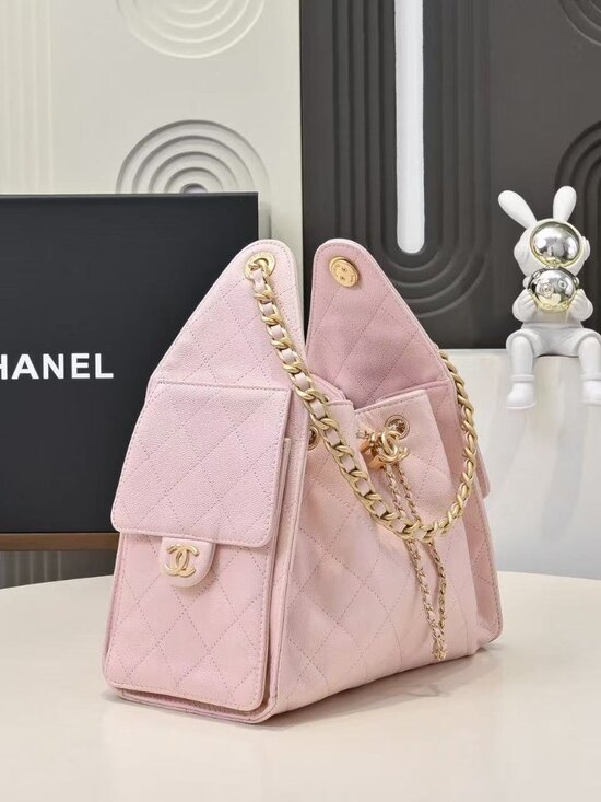 Classic CHANEL Bag: A Stylish and Versatile Choice for Elegance - Picture 4 of 7